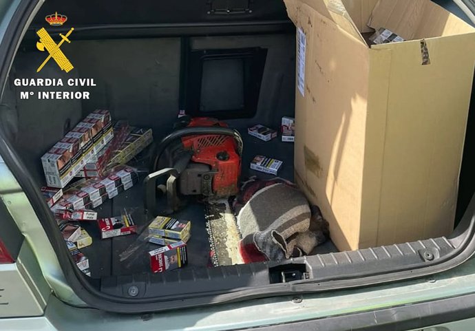 Imagen del maletero con las cajetillas de tabaco incerceptadas