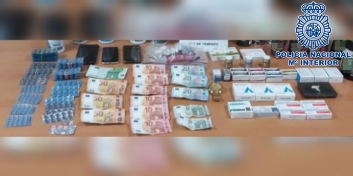 Dinero, pastillas y sustancias inacuatadas