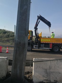 Personal de conservación de carreteras trabaja en el pórtico dañado en la A-316.