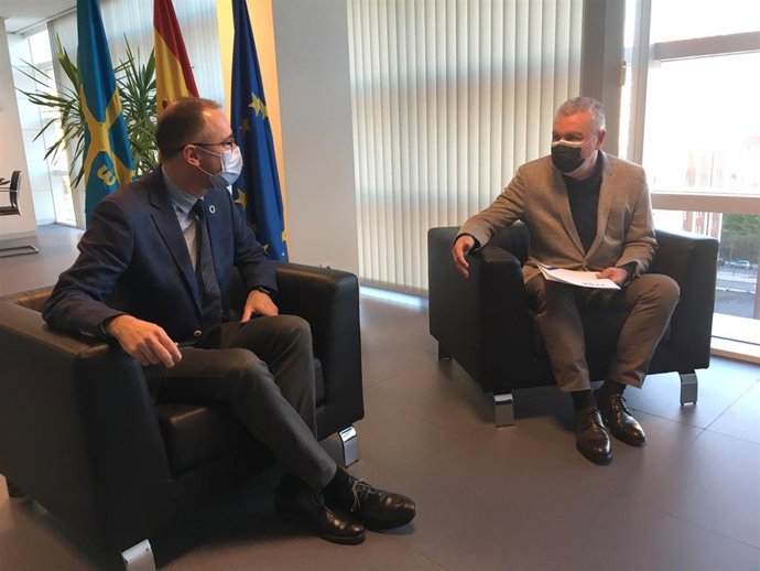 El consejero de Salud, Pablo Fernández Muñiz, se reúne con el presidente de la FADE, Belarmino Feito