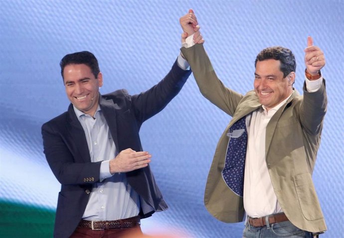 Archivo - Teodoro García Egea (i.) y Juanma Moreno 