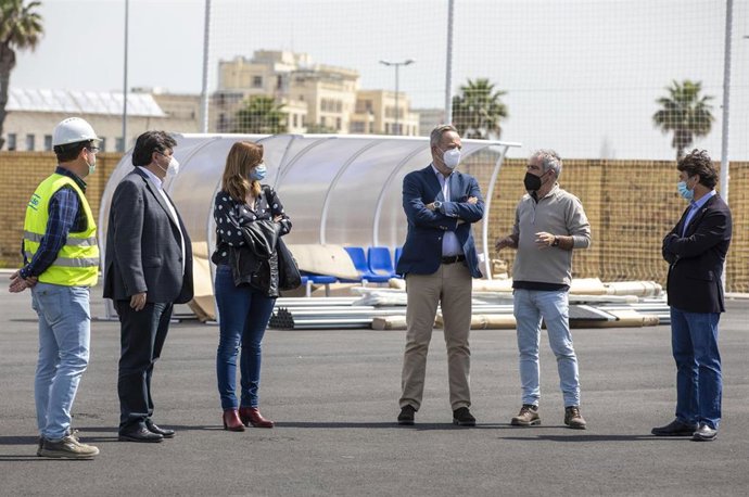 Visita a las obras del campo de fútbol de El Torrejón, en Huelva capital.