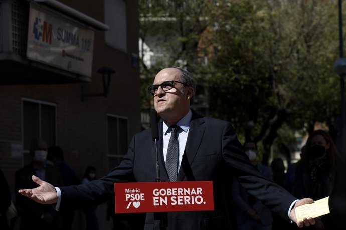 El candidato del PSOE a la Presidencia de la Comunidad de Madrid, Ángel Gabilondo, ofrece declaraciones en una rueda de prensa durante una su visita por Móstoles, a 6 de abril de 2021, en Madrid (España). Con el lema Gobernar en serio, Gabilondo ha re