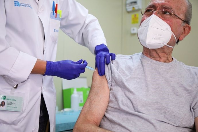 El alcalde de Málaga, Francisco de la Torre, se vacuna contra el COVID