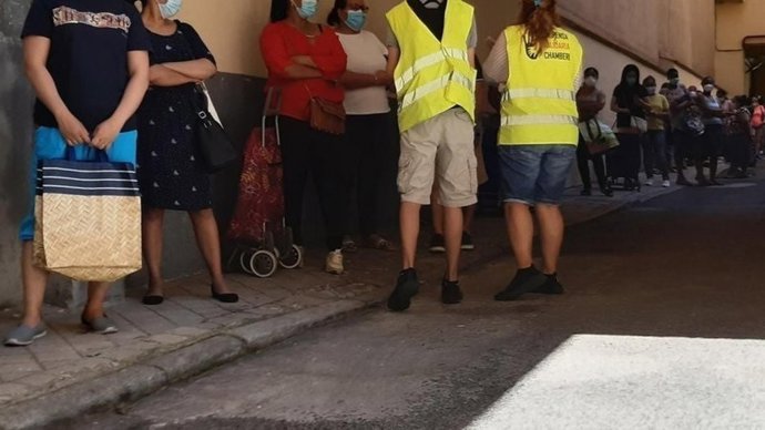 Archivo - Colas para acceder a la ayuda de la despensa solidaria de la Casa Chamberí