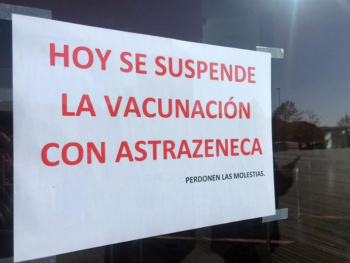 Cartel informativo sobre la suspensión de la vacuna de Astra Zeneca en Castilla y León.