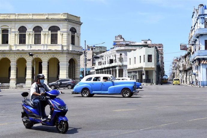 Vehículos en una calle de La Habana