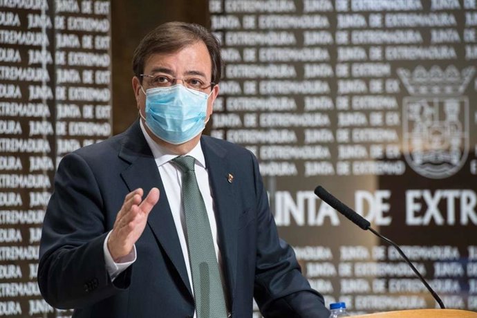 El presidente de la Junta de Extremadura, Guillermo Fernández Vara, en rueda de prensa.