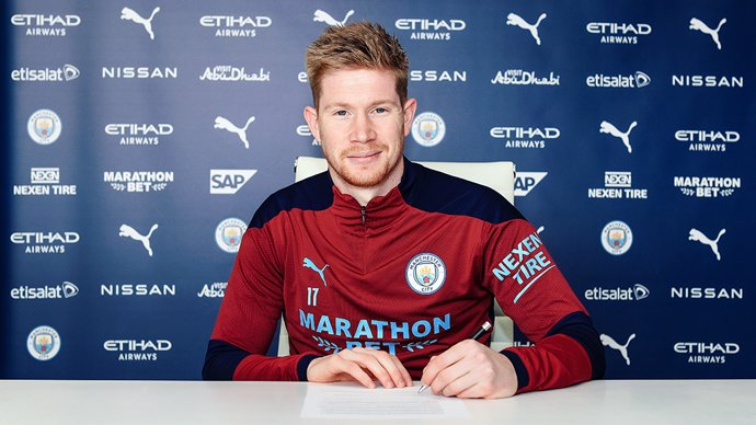 HANDOUT - 07 April 2021, United Kingdom, Manchester: Undated handout photo provided by Manchester City Football Club shows Manchester City's Kevin De Bruyne signing a two-year contract extension till 2025. Photo: -/Manchester City Football Club via PA M
