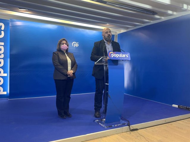 El presidente de la Junta Territorial del PP, Jaime Martínez, y la portavoz del PP en el Ayuntamiento de Palma, Mercedes Garrido, durante una rueda de prensa.