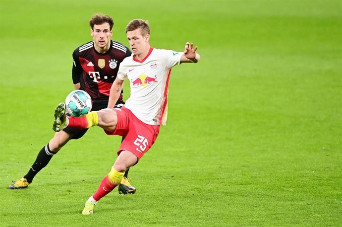 Dani Olmo controla un balón ante Leon Goretzka en el Leipzig-Bayern de la Bundesliga 2020-2021