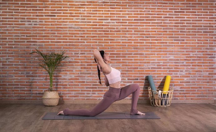 Decathlon y Kimjaly lanzan una edición limitada de yoga con la profesora Almudena Yoga Life.