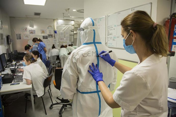 Archivo - Colocación de EPIs en la UCI de Valdecilla