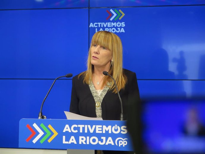 La senadora del PP de La Rioja, Ana Lourdes González, en comparecencia de prensa