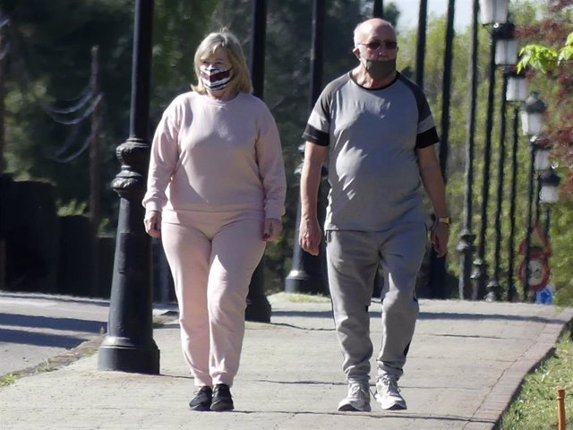 Elena y Luis, padres de Paula Echevarría, dando un paseo por los alrededores de su domicilio