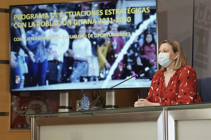 La consejera de Familia e Igualdad de Oportunidades, Isabel Blanco, presenta el programa de actuaciones dirigidas a la población gitana.