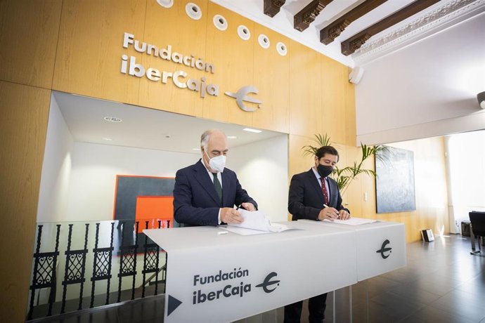 José Luis Rodrigo y Eduarsdo Corella en la firma del acuerdo