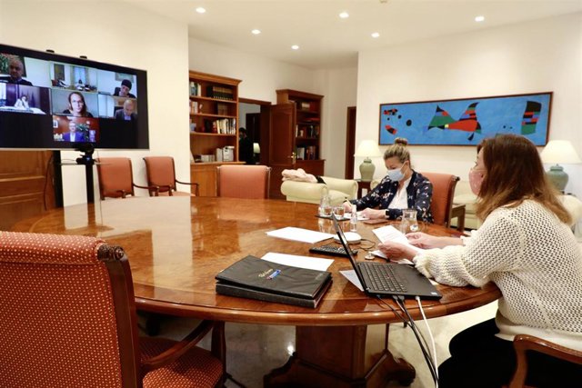 La presidenta del Govern, Francina Armengol, y la consellera de Salud y Consumo, Patricia Gómez, en la reunión.