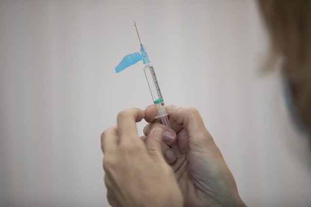 Una sanitaria sostiene una dosis de la vacuna de Pfizer contra el coronavirus durante la vacunación contra Covid-19 a la población de 79 a 70 años. En Sevilla (Andalucía, España), a 06 de abril de 2021.