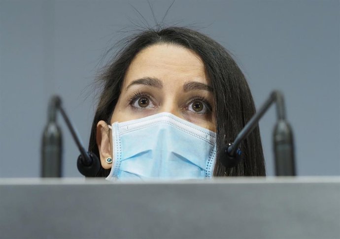La presidenta de Ciudadanos, Inés Arrimadas, en una rueda de prensa posterior a una reunión con el presidente de la Junta de Castilla y León, Alfonso Fernández Mañueco, a 6 de abril de 2021, en Valladolid, Castilla y León (España).
