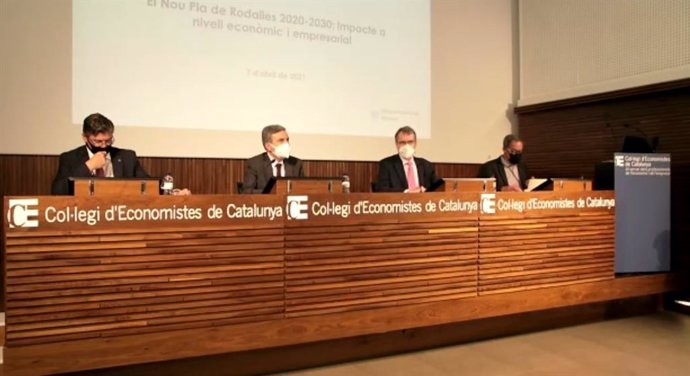 El presidente del Collegi d'Economistes de Catalunya, Oriol Amat; el secretario de Estado de Infraestructuras, Transporte y Vivienda, Pedro Saura; el presidente de Pimec, Antoni Cañete, y el coordinador de Rodalies, Pere Macias.