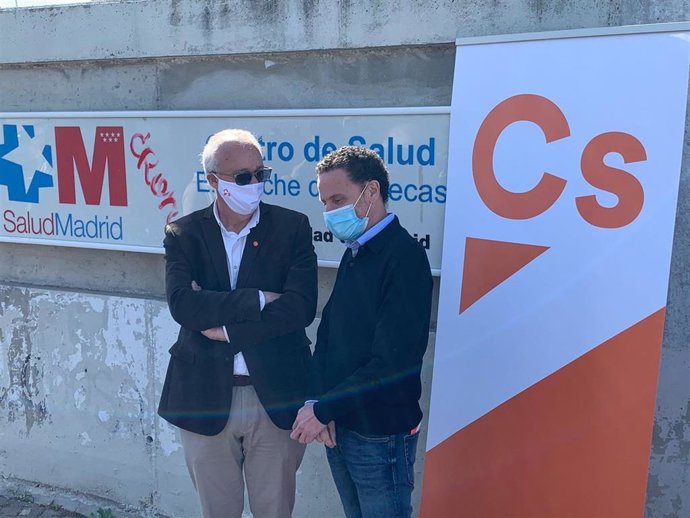 El candidato de Ciudadanos a la Presidencia de la Comunidad de Madrid, Edmundo Bal, y el exviceconsejero de Sanidad José María Antón en el Centro de Salud Ensanche de Vallecas