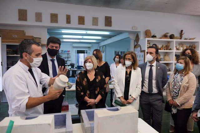 El vicepresidente de la Junta de Andalucía y consejero de Turismo,  Juan Marín, este miércoles en su visita a la Escuela de Artesanía de Gelves (Sevilla).
