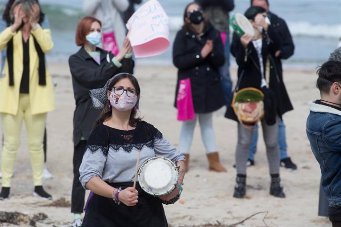 Varias mujeres participan en una manifestación en apoyo a las 87 mujeres que en 2019 fueron grabadas sin autorización en A Maruxaina.