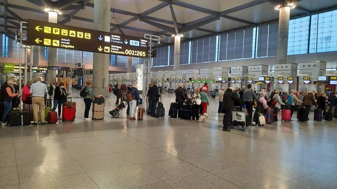Archivo - Cola de embarque en el aeropuerto de Málaga el pasado mes de marzo de 2020, al inicio de la pandemia de la COVID