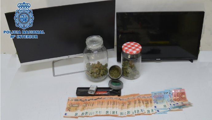 Efectos intervenidos por la Policía Nacional tras el desmantelamiento de un punto de venta de droga en Ciudad Real