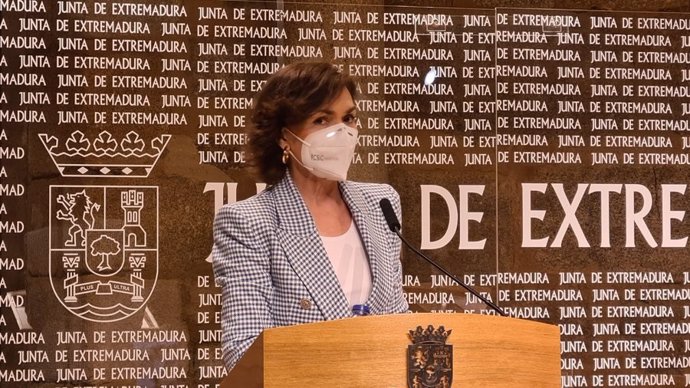 La vicepresidenta primera del Gobierno, Carmen Calvo, en rueda de prensa en Mérida