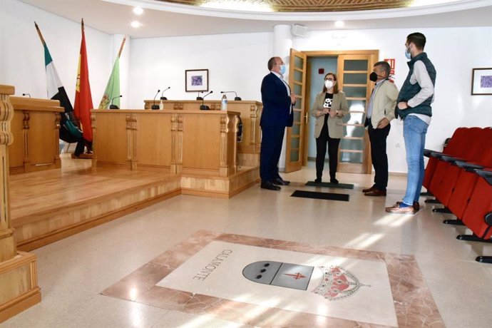 El presidente del PP de Extremadura, José Antonio Monago, visita el Ayuntamiento de Calamonte