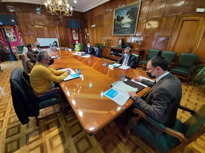 El subdelegado del Gobierno en Zamora, Ángel Blanco, preside la mesa de accidentes de tráfico provocados por fauna.