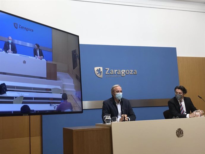 El alcalde de Zaragoza, Jorge Azcón, y el gerente de Zaragoza Vivienda, José María Ruiz de Temiño