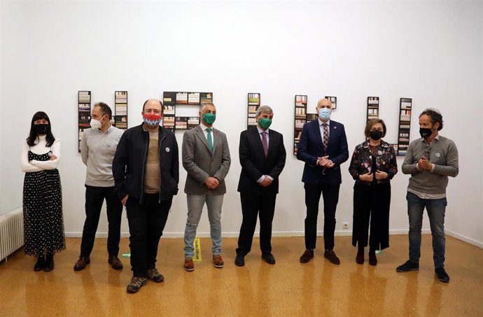 El alcalde (3D) junto al resto de asistentes a la inauguración de la Feria de Editores de León.