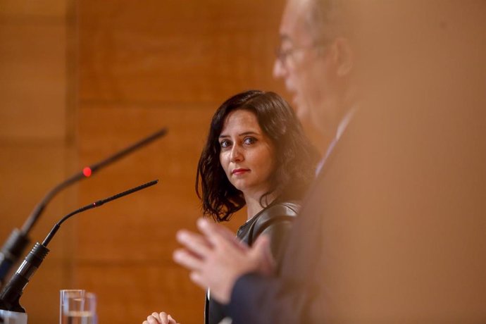 La presidenta de la Comunidad de Madrid y candidata a la reelección, Isabel Díaz Ayuso, y el consejero de Educación y Juventud y portavoz regional, Enrique Ossorio