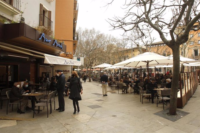 Archivo - La terraza de un bar en Palma.