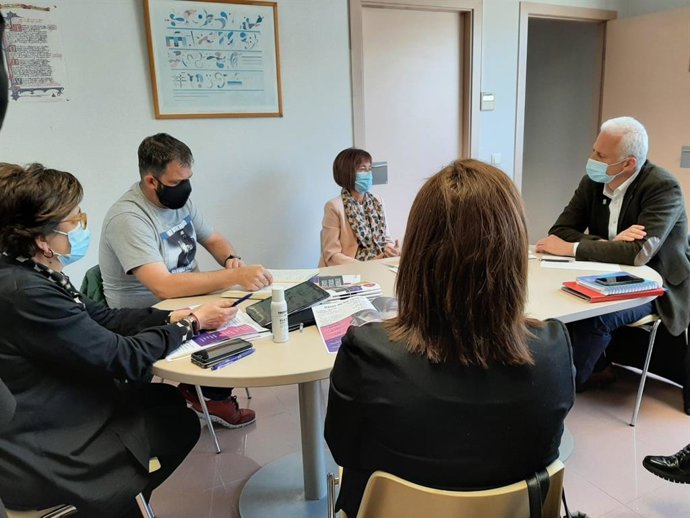 El alcalde de Logroño, Pablo Hermoso de Mendoza, se reúne con trabajadoras sociales