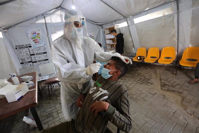 Archivo - Prueba sobre el coronavirus en la Franja de Gaza