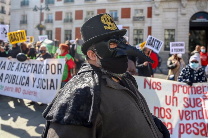 Un hombre disfrazado de fondo buitre participa en una concentración de afectados por la venta de viviendas a Encasa Cibeles, del fondo buitre Goldman Sachs, en la Puerta del Sol, a 7 de abril de 2021, en Madrid (España). Durante el acto, convocado por l