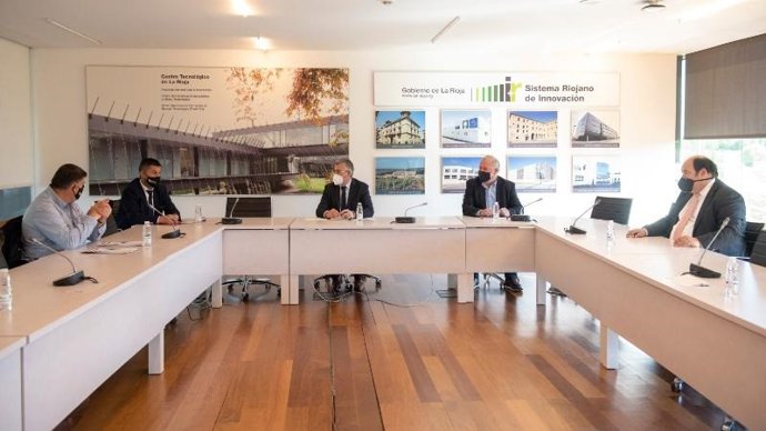 Reunión del secretario general de UPTA, Eduardo Abad, el consejero de Desarrollo Autonómico, José Ángel Lacalzada, el director general de Empleo, Diálogo Social y Relaciones Laborales, Ignacio Arreche, entre otros