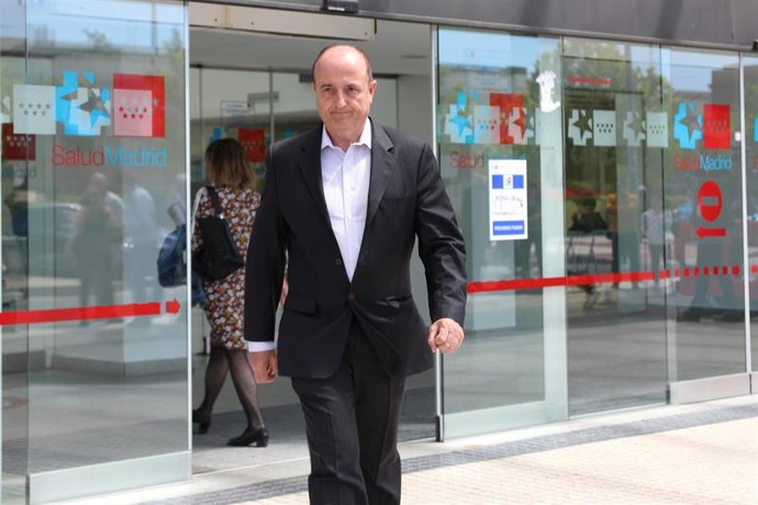 Archivo - El exministro de Industria, Turismo y Comercio, Miguel Sebastián, vista al exsecretario general del PSOE y exvicepresidente del Gobierno, Alfredo Pérez Rubalcaba, en el Hospital Puerta de Hierro de Majadahonda (Madrid). 