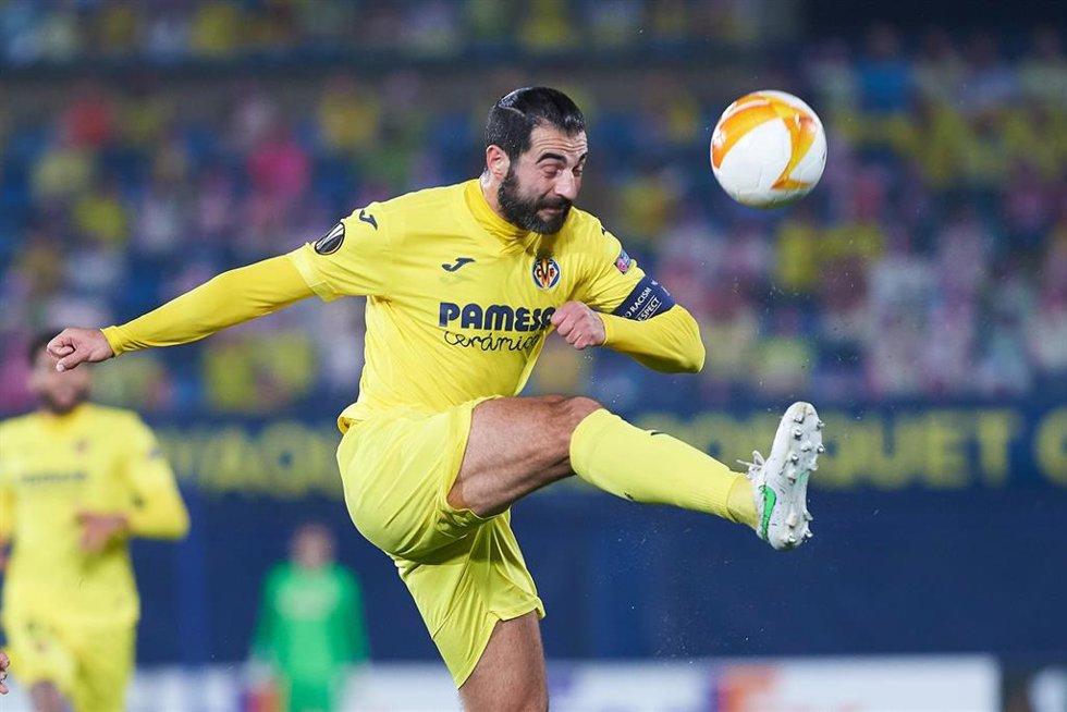 Archivo - El jugador del Villarreal Raúl Albiol en el encuentro contra el Salzburgo en el Estadio de la Cerámica.