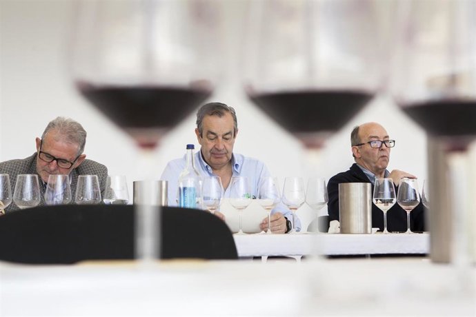 Juan B. Chávarri (izda.) junto a Pepe Hidalgo y Basilio Izquierdo en una cata técnica de los Premios Ecovino