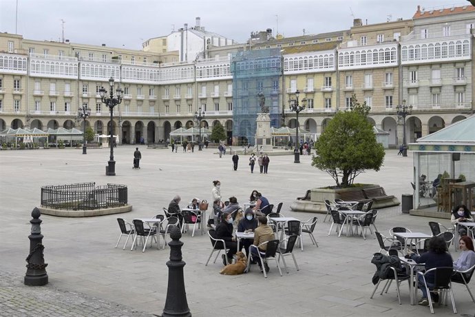 Varias personas en la terraza de un restaurante, en A Coruña 