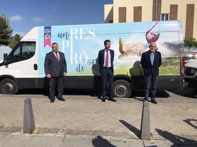 Archivo - El presidente de la Diputación, Eduardo Morán; el consejero de Supermercados Plaza, Pedro Plaza; y el vicepresidente de la Diputación de León, Matías Llorente