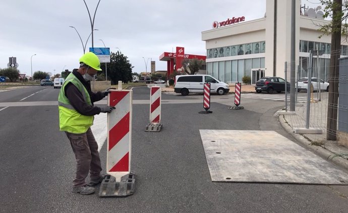 Operarios de la Empresa Municipal de Aguas y Alcantarillado (Emaya) comienzan las obras de separación de la red de alcantarillado del polígono de Son Castelló.