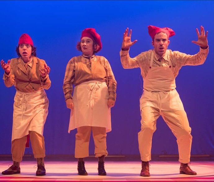 La compañía vasca Borobil Teatroa interpreta en el Teatro Cánovas de Málaga una versión del clásico Hansel y Gretel