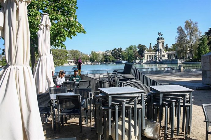 La terraza de un bar, en el Parque de El Retiro, en Madrid (España).