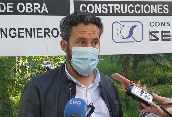 El portavoz del Gobierno en el Ayuntamiento de Cáceres, Andrés Licerán, informa sobre los datos de contagios de coronavirus en la ciudad